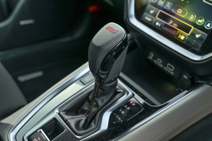 スバル・レヴォーグ レイバック用品装着車（シフトノブ）