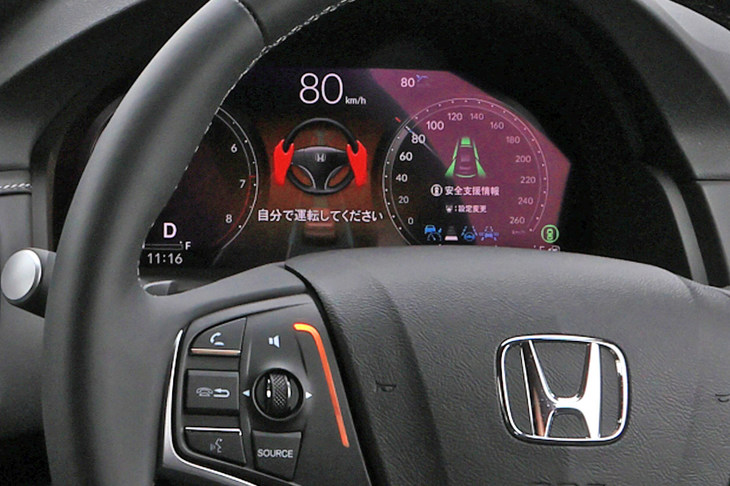 渋滞の解消などで「トラフィックジャムパイロット」機能が終了する際には、メーターパネルやナビ画面の表示で“運転を代わる”ようドライバーに注意を促す。それでもドライバーが反応しなかった場合は異常事態と判断し、自動で減速。場合によっては路肩へ移動し、車両を停車する。