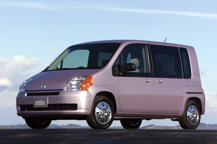 2001年の終わりに登場した「ホンダ・モビリオ」。ボディーの半分以上が窓なのでは？　という強烈な姿で登場し、カーマニアの間で論争を巻き起こした。