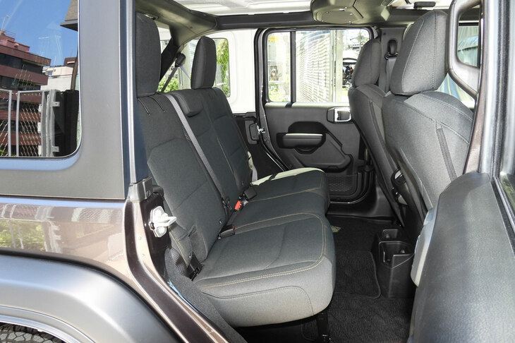 ジープ・ラングラー アンリミテッド スポーツ（リアシート）