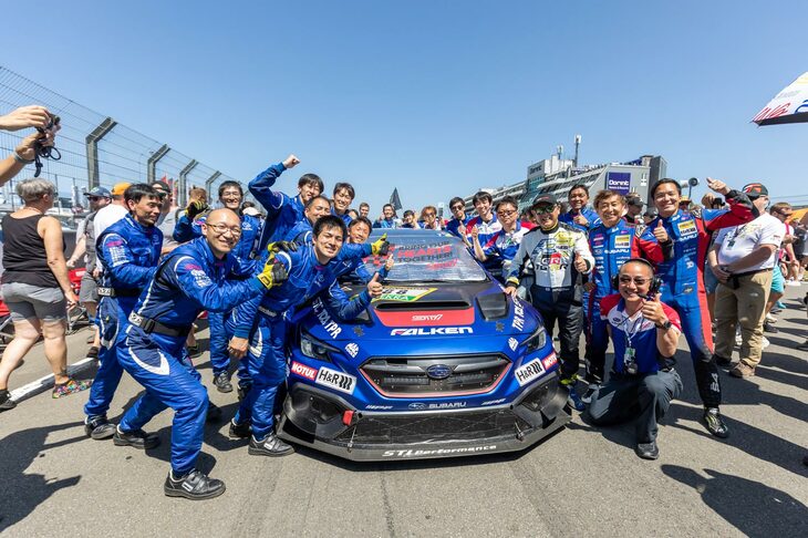 長年にわたりニュルに参戦し続けているSTI。あれ？　ひとり違うチームの人が。