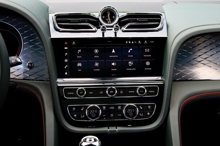 インフォテインメントシステムにはフォルクスワーゲングループ最新の「MIB3」を採用。携帯端末とのワイヤレス連携機能が備わっており、Apple CarPlayやAndroid Autoなどのミラーリングにも対応している。