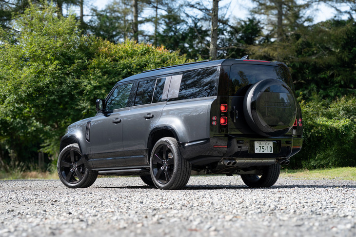 本格クロスカントリーモデルとしては珍しく、アルミ製のモノコックボディーを採用する「ディフェンダー」。その車体剛性は、従来モデルの3倍にまで強化されている。