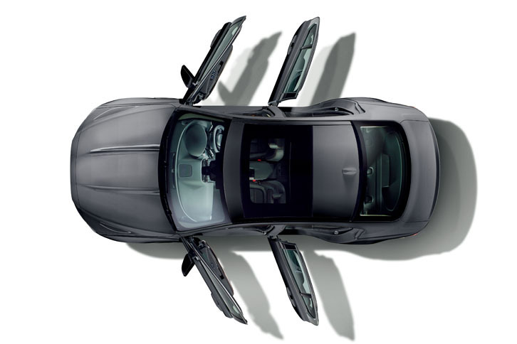 「XEジェットディーゼルエディション」のパノラミックサンルーフ。「XFジェットディーゼルエディション」には電動チルト、スライド式のサンルーフが備わる。