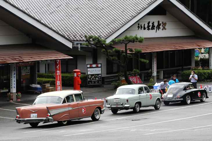 4つ目のスタンプポイントである伊香保町水沢にある「うどん茶屋水沢 万葉亭」で、スタンプとおみやげをもらう。車両は先頭から1957年「ポルシェ356A 1600クーペ」、同「アルファ・ロメオ・ジュリエッタ ベルリーナ」、同「シボレー・ベルエア」。