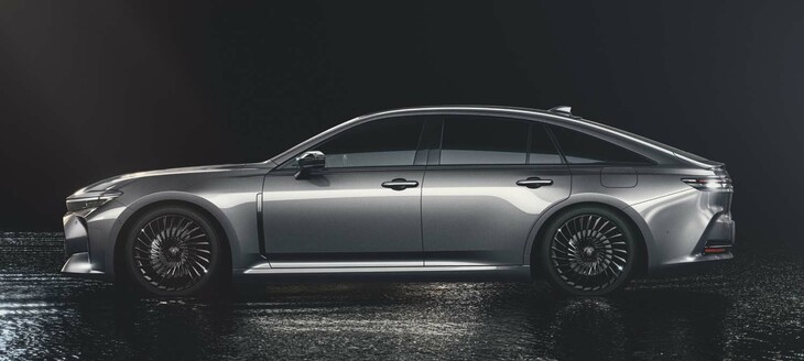 伸びやかなシルエットを描く「クラウン セダン」のサイドビュー。