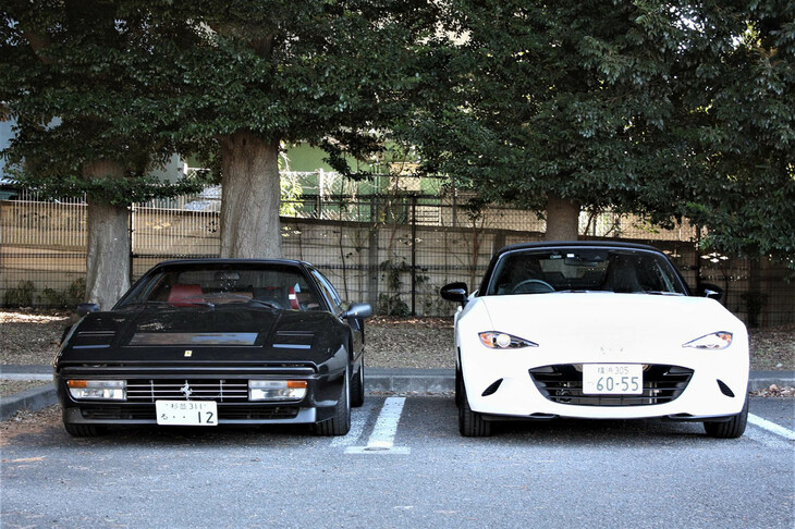 「マツダ・ロードスター990S」（写真右）と、 “黒まむしスッポン丸”ことわが愛車1989年モデルの「フェラーリ328GTS」（写真左）。
