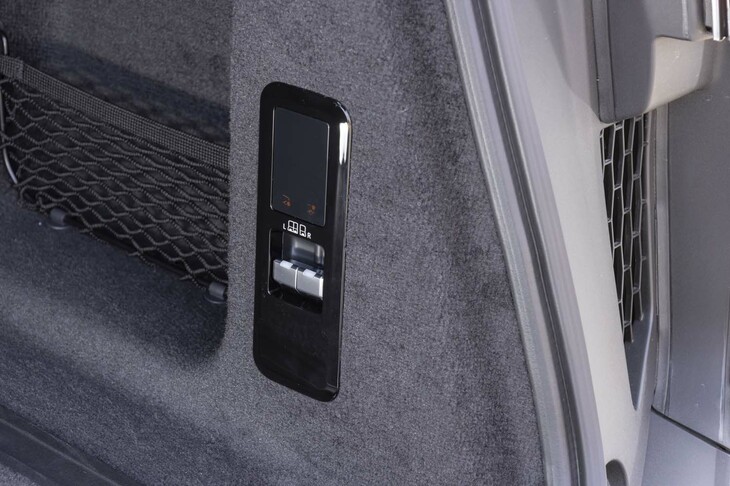 後席の展開と格納はスイッチ操作ひとつで完了する。