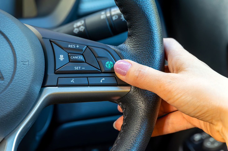 安全な運転をサポートする機能も充実。衝突被害軽減ブレーキシステムや踏み間違い衝突防止アシストは全車標準。高速道路の同一車線運転支援機能である「マイパイロット」も選択できる。写真はその操作スイッチ。