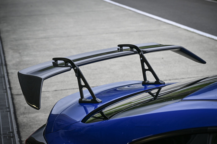 スバルBRZ STI Sport（STIパーツ装着車／STIドライカーボンリアスポイラー）