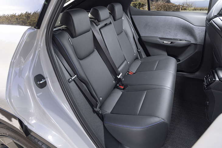 後席の床と座面との高低差が足りず、膝が浮いてしまうのは「トヨタbZ4X／スバル・ソルテラ」も含めてこのシャシーを使うクルマの弱点。シートの質感自体は高いのだが……。