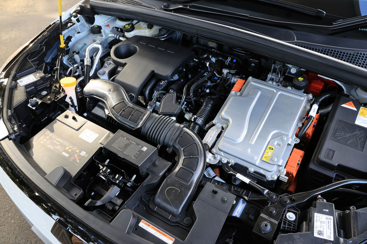 F1での経験で得られたノウハウを注ぎ込んで開発したとうたう「フルハイブリッドE-TECH」は、最高出力94PS、最大トルク148N・mの1.6リッター直4自然吸気ガソリンエンジンに、同49PS、同205N・mの電動モーターと容量1.2kWh（250V）の駆動用バッテリーを組み合わせている。