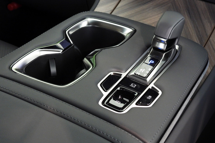 レクサスLM500h“バージョンL”（センターコンソール）