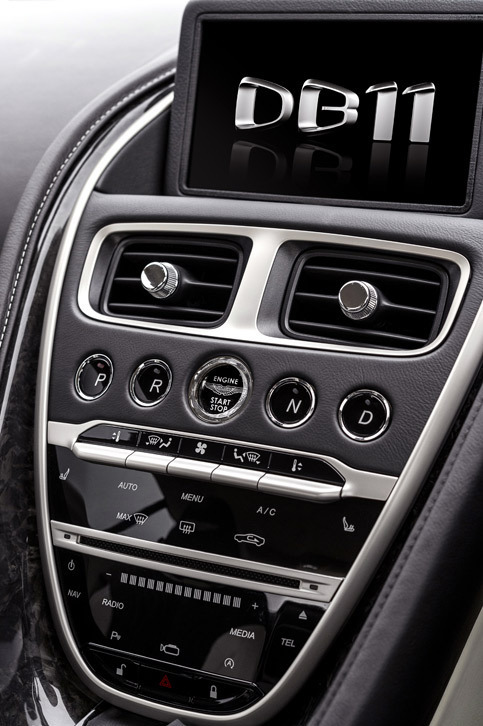 アストンマーティンDB11（センタークラスター）