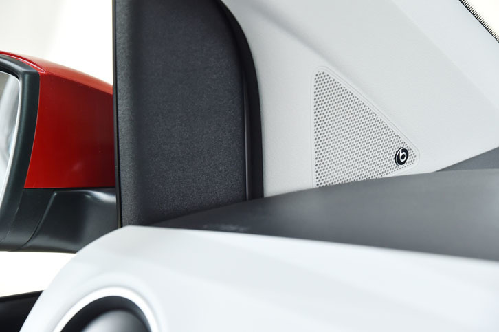 「up! with beats」には、6個のスピーカーにサブウーハーを加えた、計7つのスピーカーが備わる。写真はAピラー部のもの。