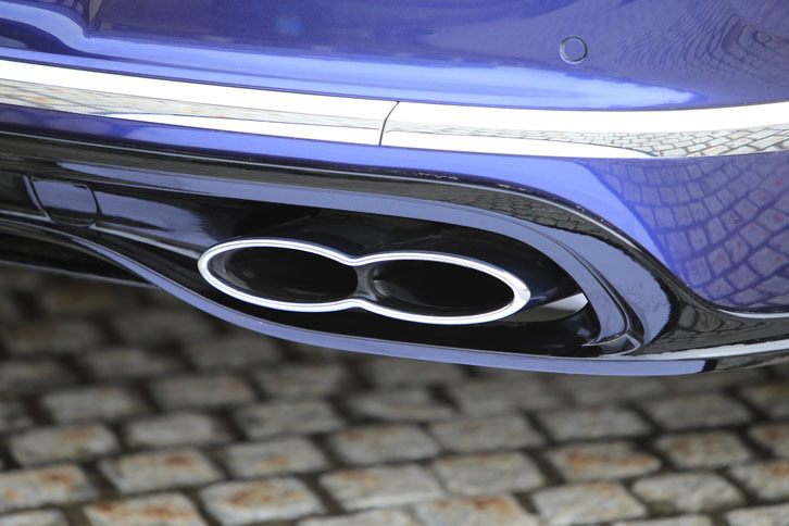 「8」を横にした意匠のマフラーエンド。V8エンジン搭載車であることのアピールを兼ねたディテールである。