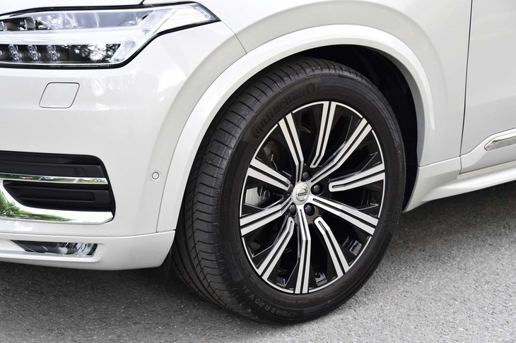 10スポークデザインの20インチアルミホイール。タイヤはコンチネンタルの「コンチスポーツコンタクト5」が組み合わされていた。