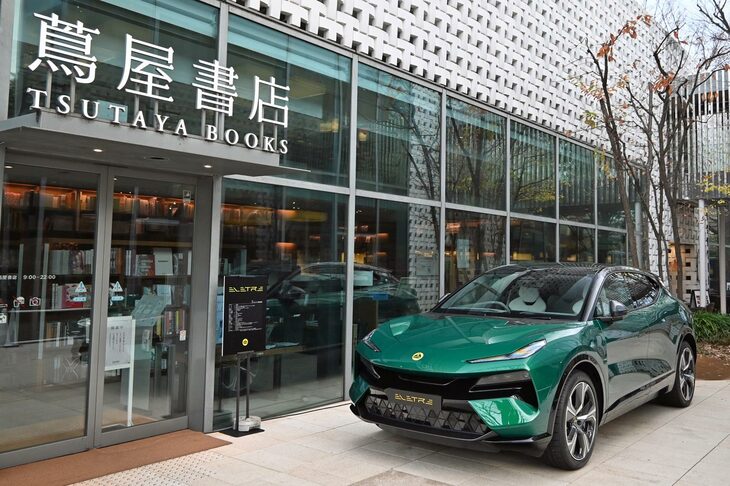 東京の代官山T-SITEにて、2023年12月23日・24日の2日間にわたり「LOTUS 75th ANNIVERSARY」が開催された。会場には2日間を通じて、最新モデルの「エレトレR」（写真）と「エミーラV6ファーストエディション」を展示。23日には前夜祭、24日にはモーニングクルーズが行われた。