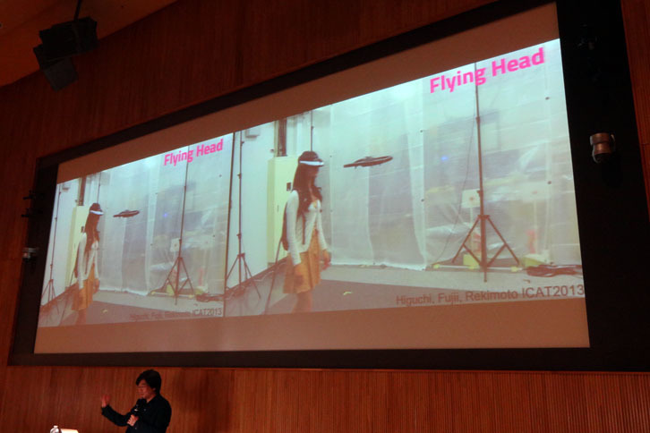 ドローンにAIを組み込んだ「フライング・ヘッド」。ヘッドマウントディスプレイを装着することで、まるで自分が空を飛んでいるかのような体験ができる。