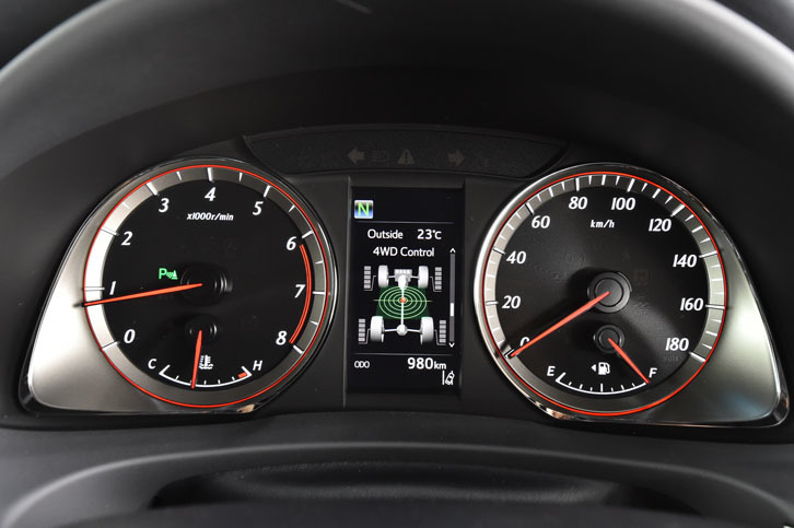 新たに設定されたターボ車には、専用デザインのオプティトロンメーターが与えられる。