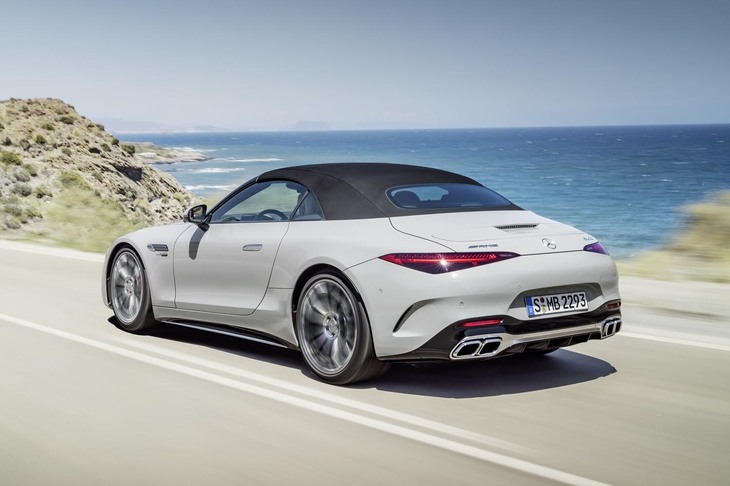 ルーフを閉じた状態の「メルセデスAMG SL」。空気抵抗係数（Cd値）0.31という空力性能は自慢のひとつ。