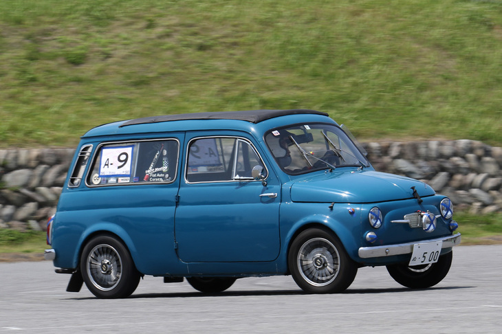 ロングホイールベースで、どう見てもジムカーナには不利だが、室内にロールケージを入れるなどのモディファイが施された「フィアット500ジャルディニエラ」。