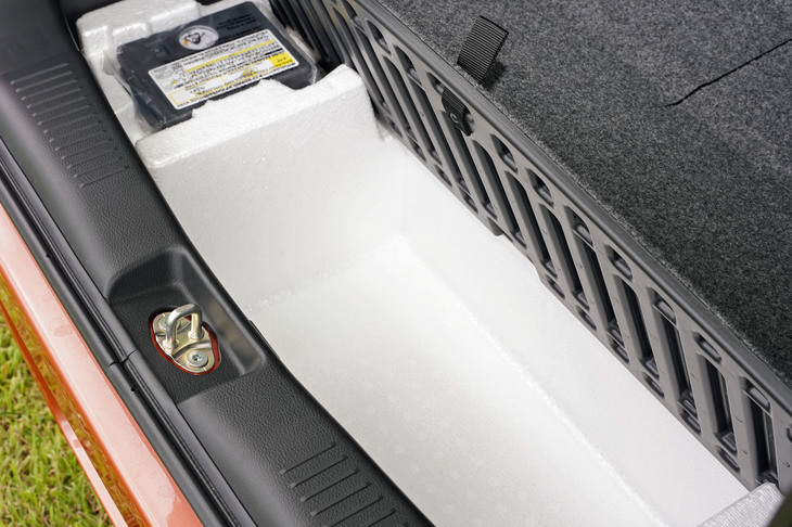 スズキ・ワゴンRスマイル ハイブリッドX（ラゲッジアンダースペース）