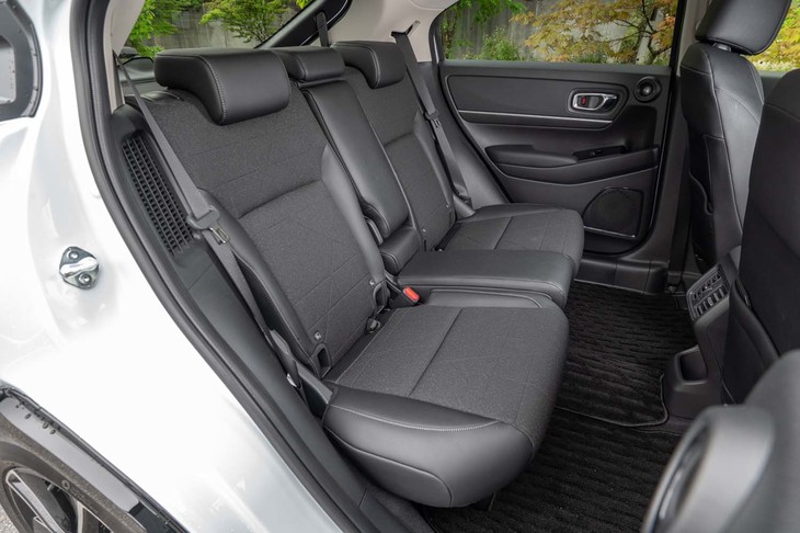 後席の足元空間は先代モデルよりも35mm拡大。スライド機構は持たないが十分な広さを誇る。背もたれの傾斜角も後方に2度拡大している。
