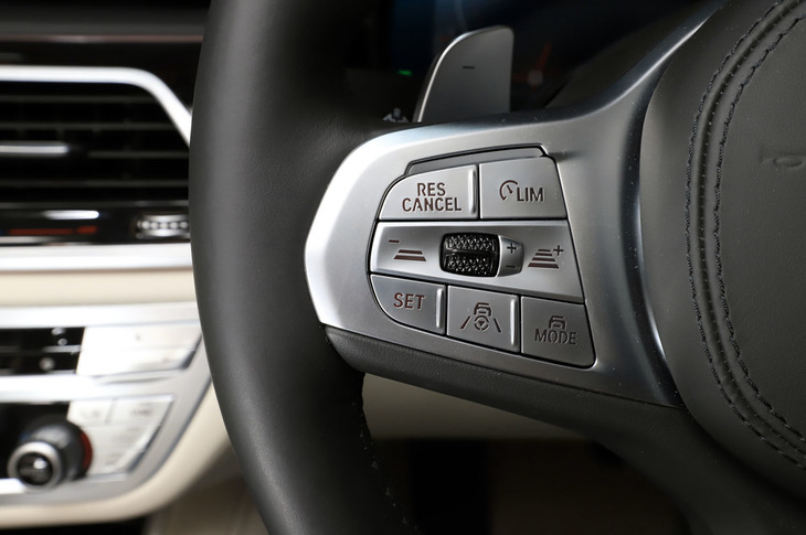 BMWのハンズオフ機能は、高速道路でACC作動中に、ステアリングホイールの「MODE」ボタンを押すと作動する。