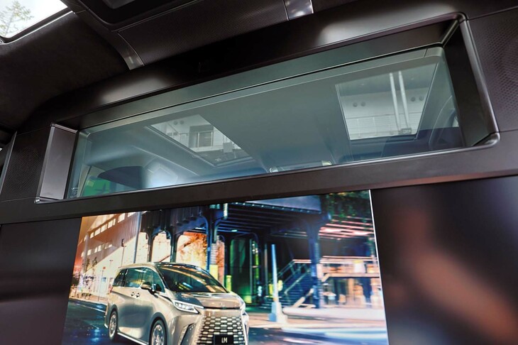パーティションに備わるウィンドウと、48インチの巨大ディスプレイ。ウィンドウは開閉したりガラスを曇らせたりすることが可能で、これを閉めると前席からの音はほとんど聞こえなくなる。