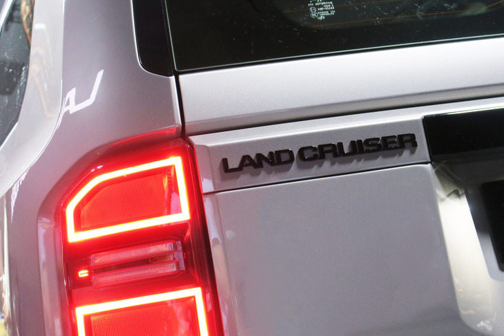 トヨタ・ランドクルーザー“250”（「LAND CRUISER」バッジ）