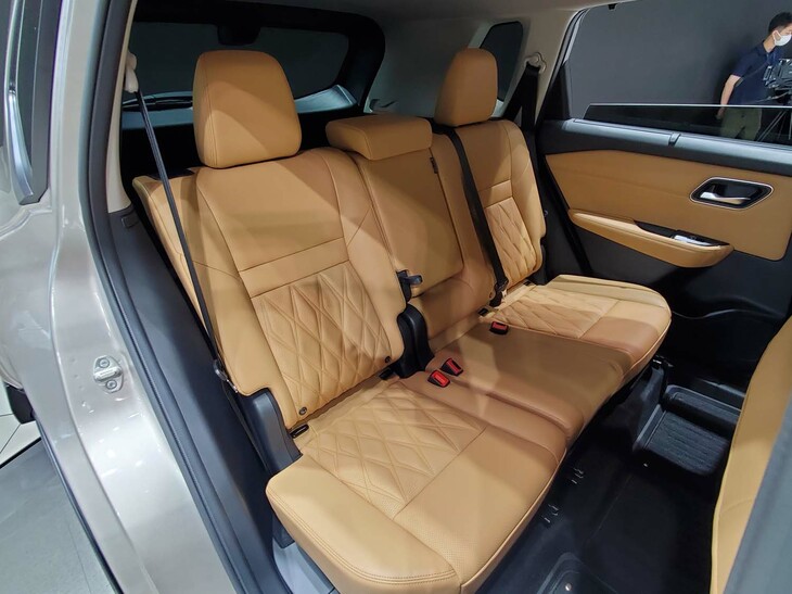 日産エクストレイルG e-4ORCE（リアシート）