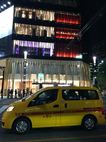 「日産NV200」のタクシーが爆発的に増えていた。東京・銀座の数寄屋橋交差点に2016年3月末オープンした東急プラザ銀座の前で。