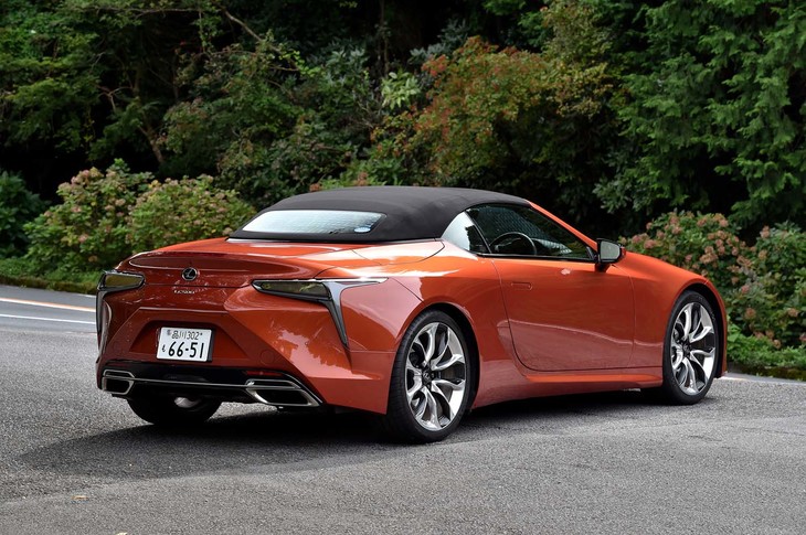 【レクサスLC500コンバーチブルのスペック】
	ボディーサイズ：全長×全幅×全高＝4770×1920×1350mm／ホイールベース：2870mm／車重：2050kg／駆動方式：FR／エンジン：5リッターV8 DOHC 32バルブ／トランスミッション：10段AT／エンジン最高出力：477PS（351kW）/7100rpm／エンジン最大トルク：540N・m（55.1kgf・m）/4800rpm／タイヤ：（前）245/40RF21 96Y／（後）275/35RF21 99Y（ミシュラン・パイロットスーパースポーツZP）／燃費：8.0km/リッター（WLTCモード）／価格：1500万円
	
	【取材時の燃費データ】
	テスト距離：194.3km（市街地1：高速道路7：山岳路2）／使用燃料：23.2リッター（ハイオクガソリン）／参考燃費：8.4km/リッター（満タン法）／8.0km/リッター（車載燃費計計測値）