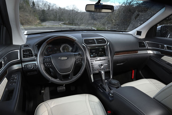 「歴代フォードで最も高品質なインテリアを目指して作りこんだ」とアピールされる、「エクスプローラー タイタニアム」のインテリア。上質なレザーやウッドがおごられる。