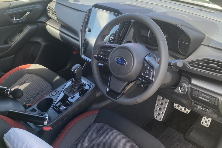 縦型の11.6インチディスプレイが目を引く「インプレッサ」のインストゥルメントパネル。基本的なデザインは「クロストレック」に共通する。助手席にチラリと見える筋膜リリースガンは、愛用のアイテム。なにせ肩の神経痛に苦しんでいるもので、信号待ちの合間などに肩をマッサージしながら走るのである。