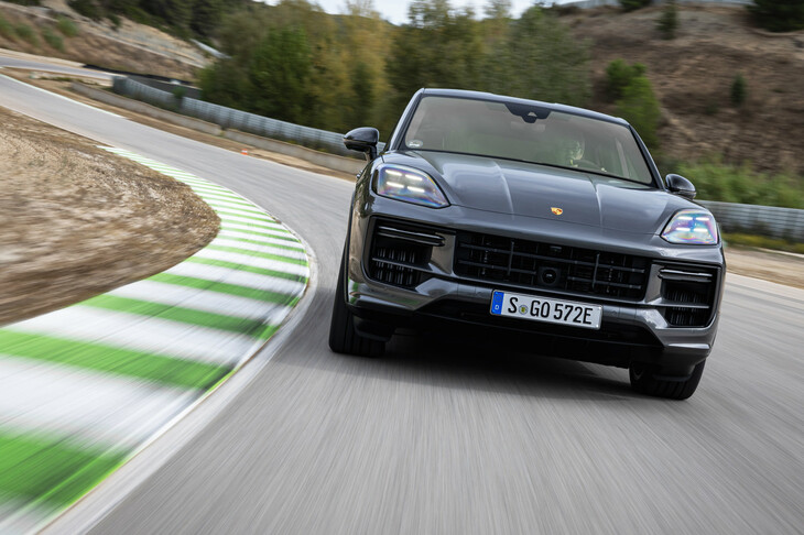 ポルシェ・カイエン ターボEハイブリッド クーペGTパッケージ