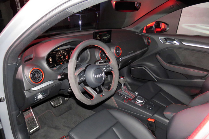 アウディRS 3セダン（インストゥルメントパネルまわり）