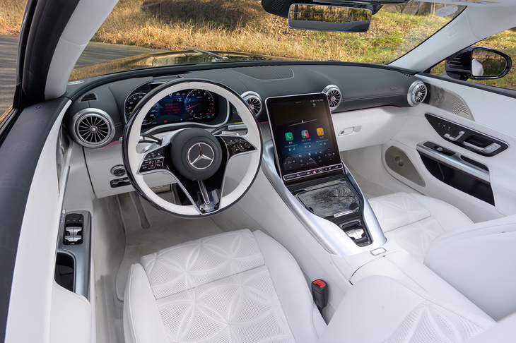 インテリアはダッシュボード以外を白で埋め尽くしたまばゆいばかりの仕立て。多くの部分にナッパレザーが張り巡らされている。