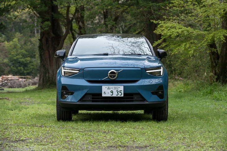 フロントマスクはグリルレスデザイン。グリルがあるはずの部分は独立したパネルでありながらボディー同色に塗られている。