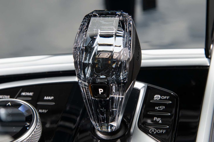 トランスミッションは8段のトルコン式ATを採用。クリスタルガラス製シフトセレクターの握りの内部には「8」のロゴが浮かび上がる。
