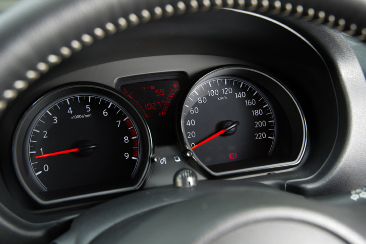 2眼式の専用コンビメーター。エンジン回転計のレッドゾーンは7000rpmから。速度計には220km/hまで目盛りが刻まれている。