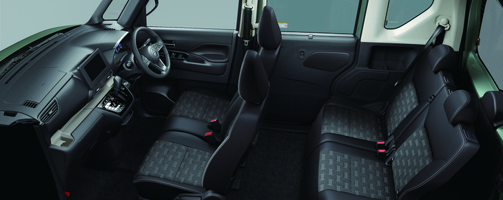 後席は左右2分割で前後スライド（320mm！）と格納が可能。表皮にははっ水ファブリックを使っている。