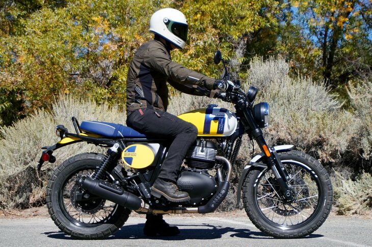 試乗会での配布資料にシート高は記載されていなかったが、調べたところUK仕様で830mmとのことだった。身長175cmの筆者としてはやや高めの印象で、両足を接地させてバイクを支えることはできたものの、その際も若干つま先立ちとなった。