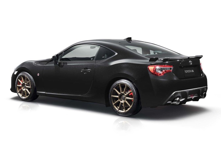 ブラックのボディーカラーにブロンズのアクセントが添えられる「86 GT“ブラックリミテッド”」。MT車とAT車が選べるものの、販売台数はそれぞれ43台ずつ（計86台）に限定されている。