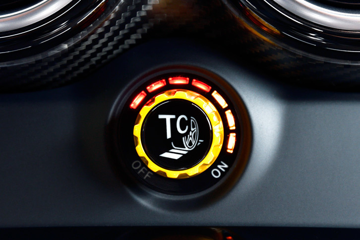 競技専用車「AMG GT3」にも搭載される「AMGトラクションコントロール」。ESPをオフにすると自動で起動。後輪のスリップ量を9段階で調整できる。