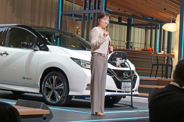 続いては星野朝子 専務執行役員が、災害時などにおける電気自動車の強みやバッテリーの再製品化への取り組みなどを解説。再製品化については、すでに住友商事とともに合弁会社を設立し、福島県浪江町で事業を開始していることを説明した。