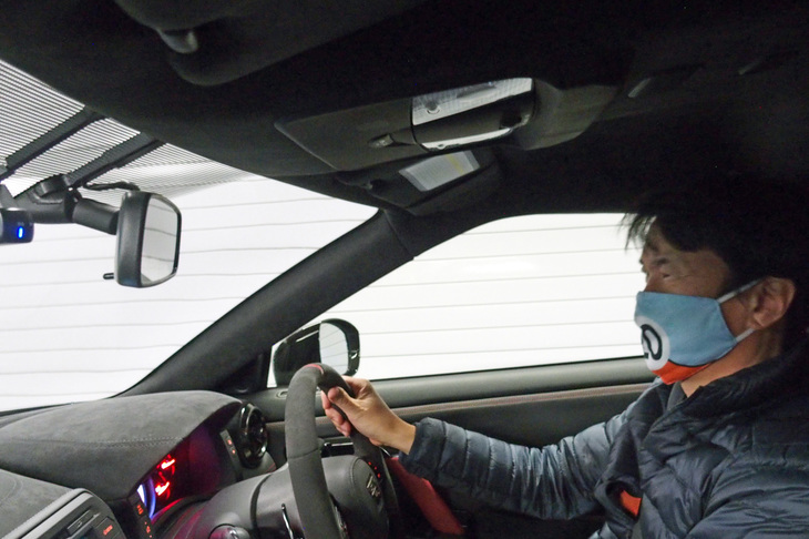 フロント：255/40ZRF20、リア：285/35ZRF20サイズのランフラットタイヤを装着する足は十分ガチガチなのだが、それ以上にボディーがガチガチなので、「NISMO」とは思えないほど乗り心地がイイ。