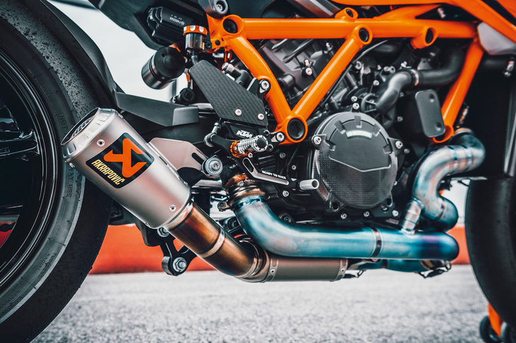 豊富なオプションも魅力のひとつ。アクラポヴィッチのチタン製エキゾーストシステムなども用意される。