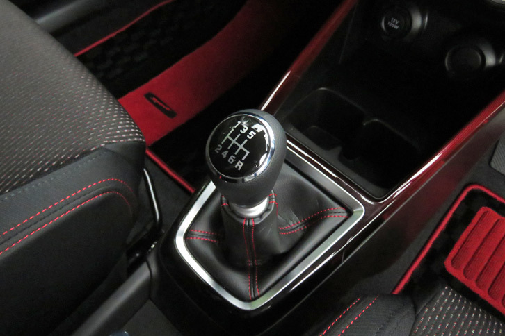 スズキ・スイフトスポーツ（6段MTのシフトノブ）